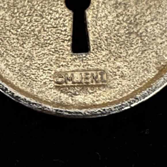 Vintage 1970's M Jent brushed gold round brooch with keyhole and attached key - Picture 3 of 4